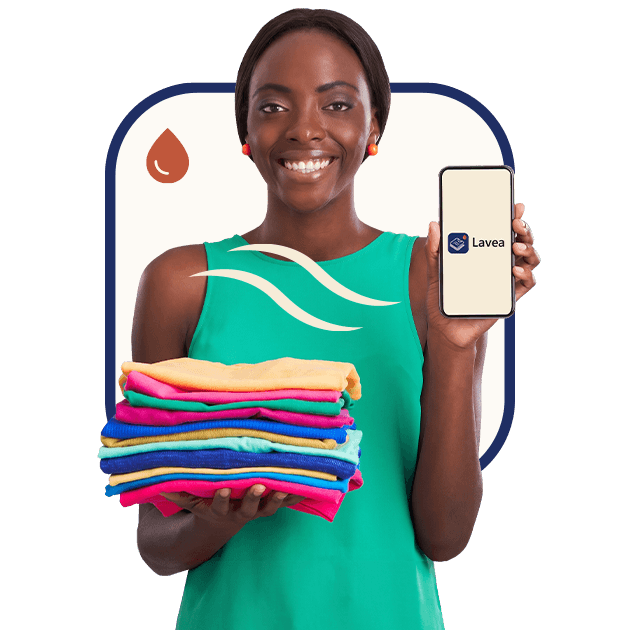 Une cliente Lavea tenant du linge propre et présentant l'application